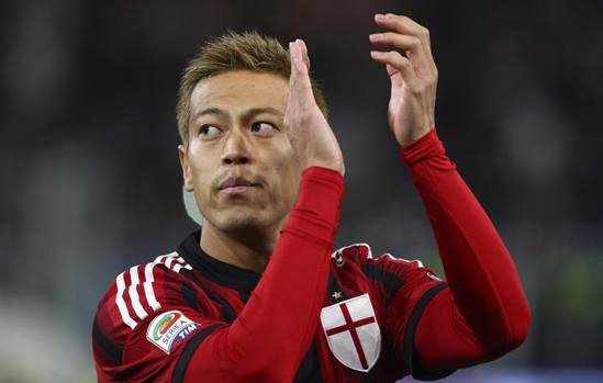 L'applauso di Honda al compagno di squadra che si è finalmente sbloccato sottoporta. Getty